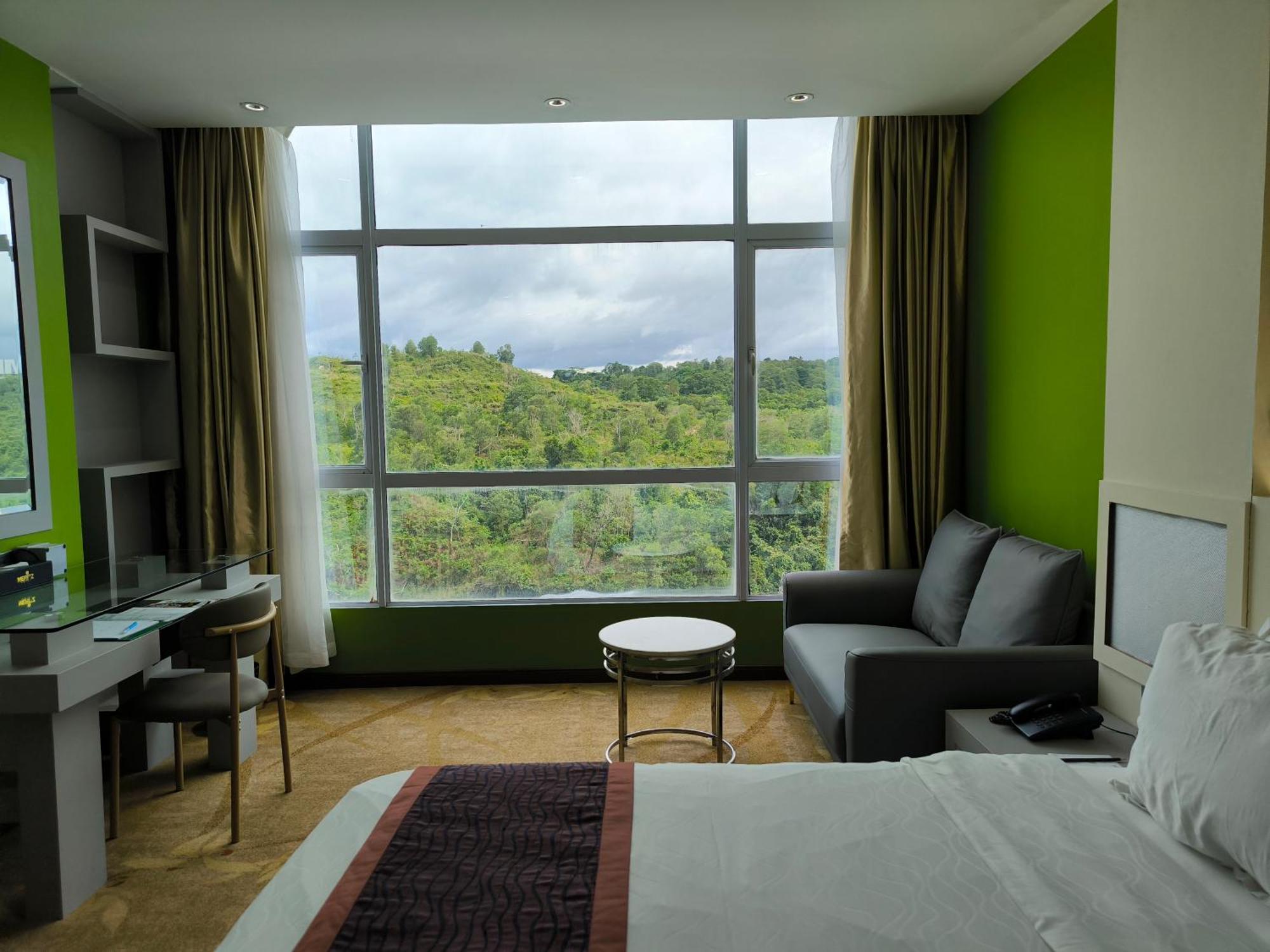 Meritz Hotel Мири Екстериор снимка