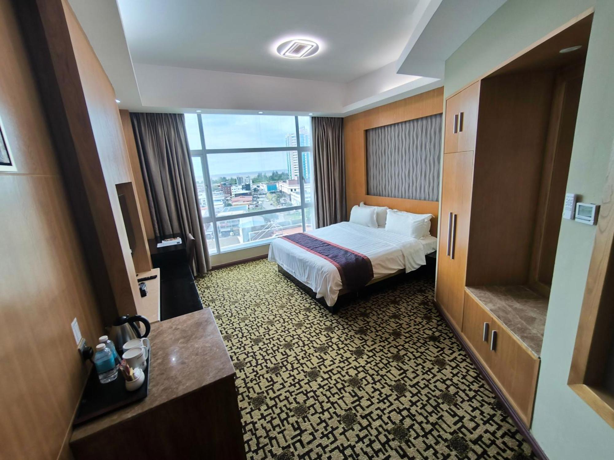Meritz Hotel Мири Екстериор снимка