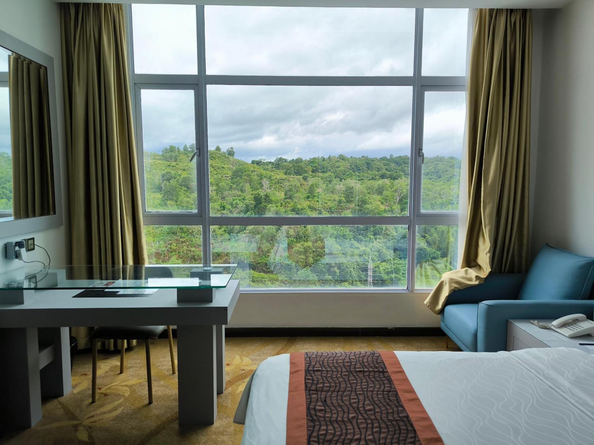 Meritz Hotel Мири Екстериор снимка