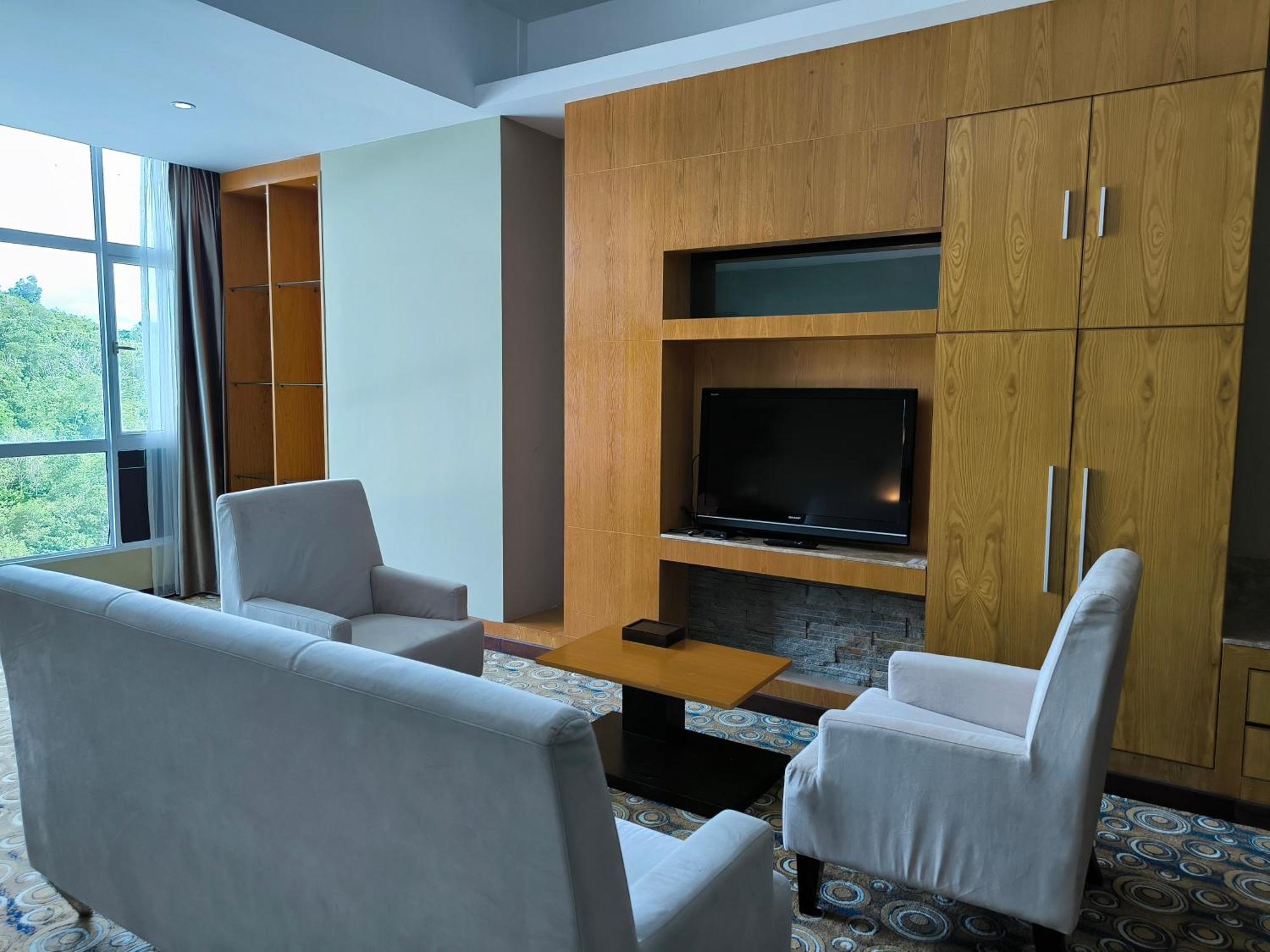 Meritz Hotel Мири Екстериор снимка